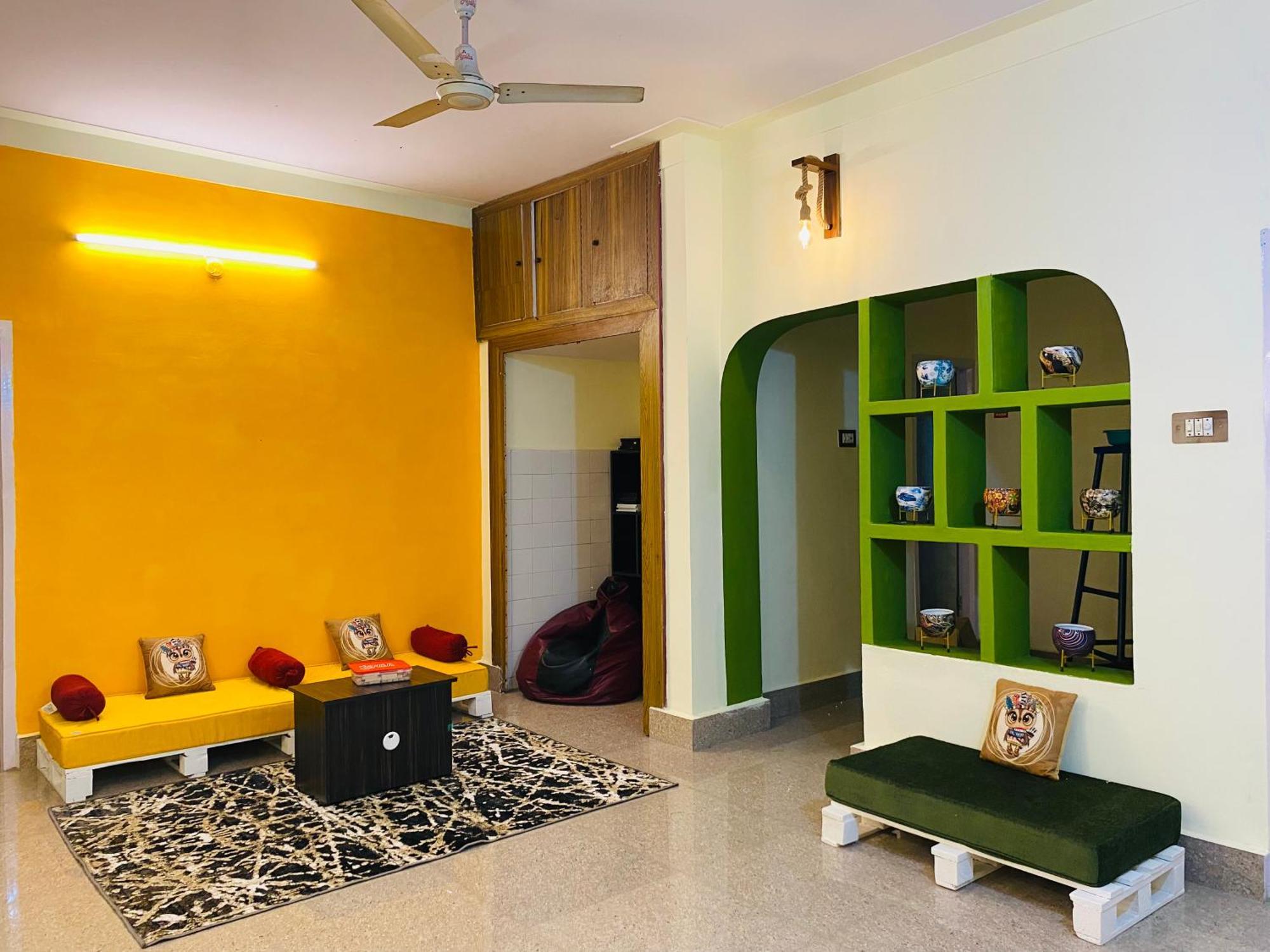 Crossroads Hostel 1980 Mysore Bagian luar foto
