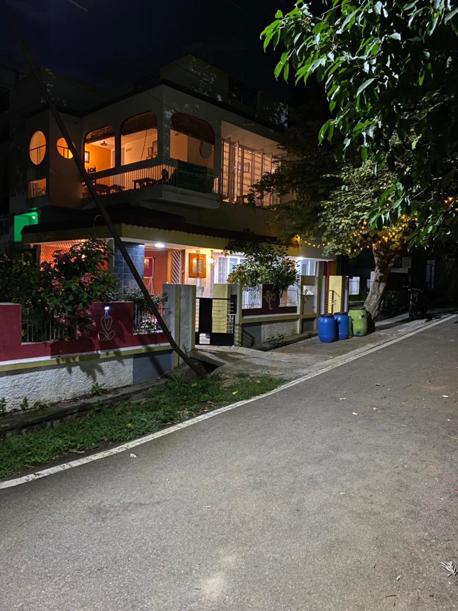 Crossroads Hostel 1980 Mysore Bagian luar foto
